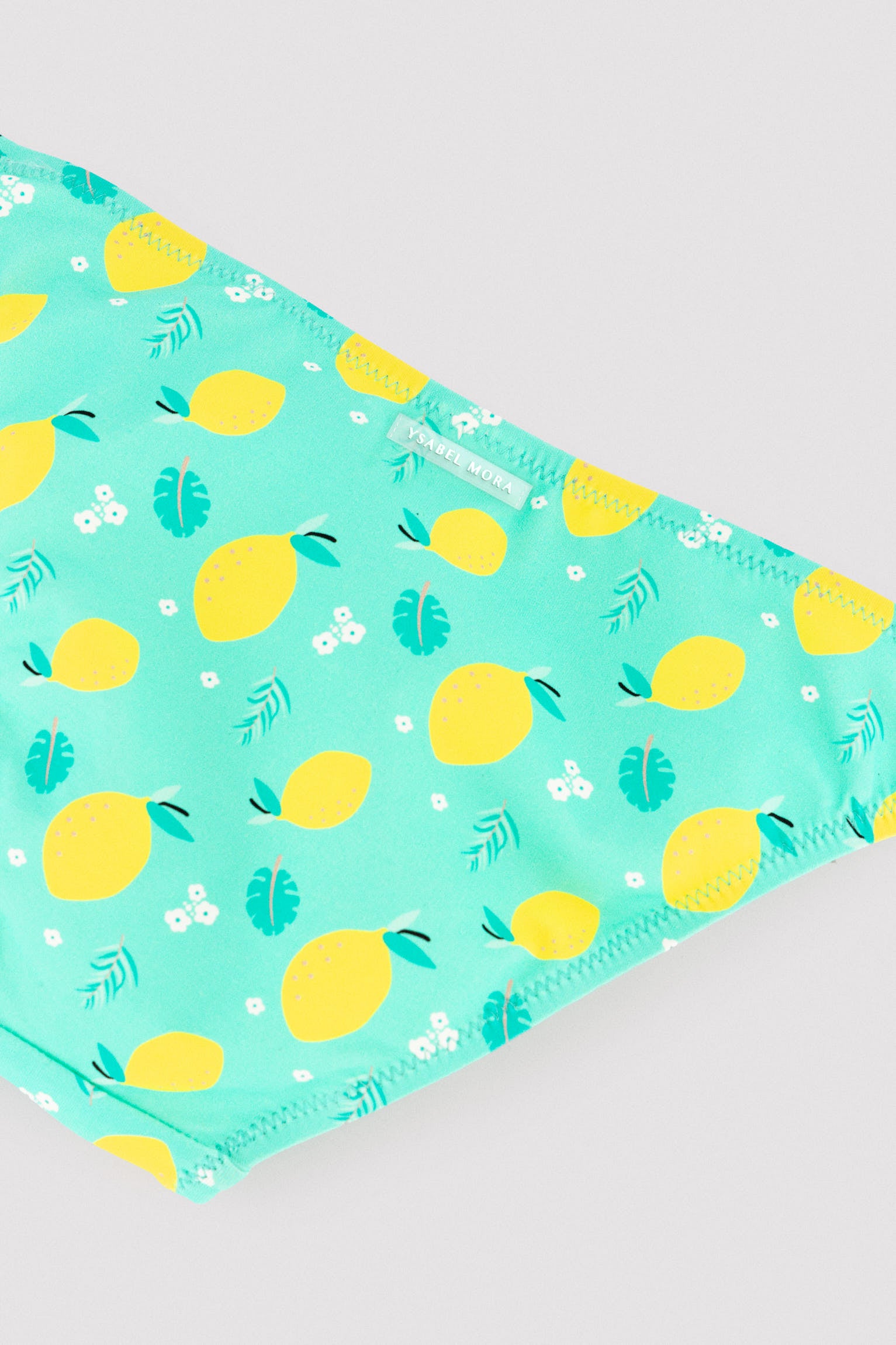 Biquíni infantil com detalhe de babado em estampa de limão