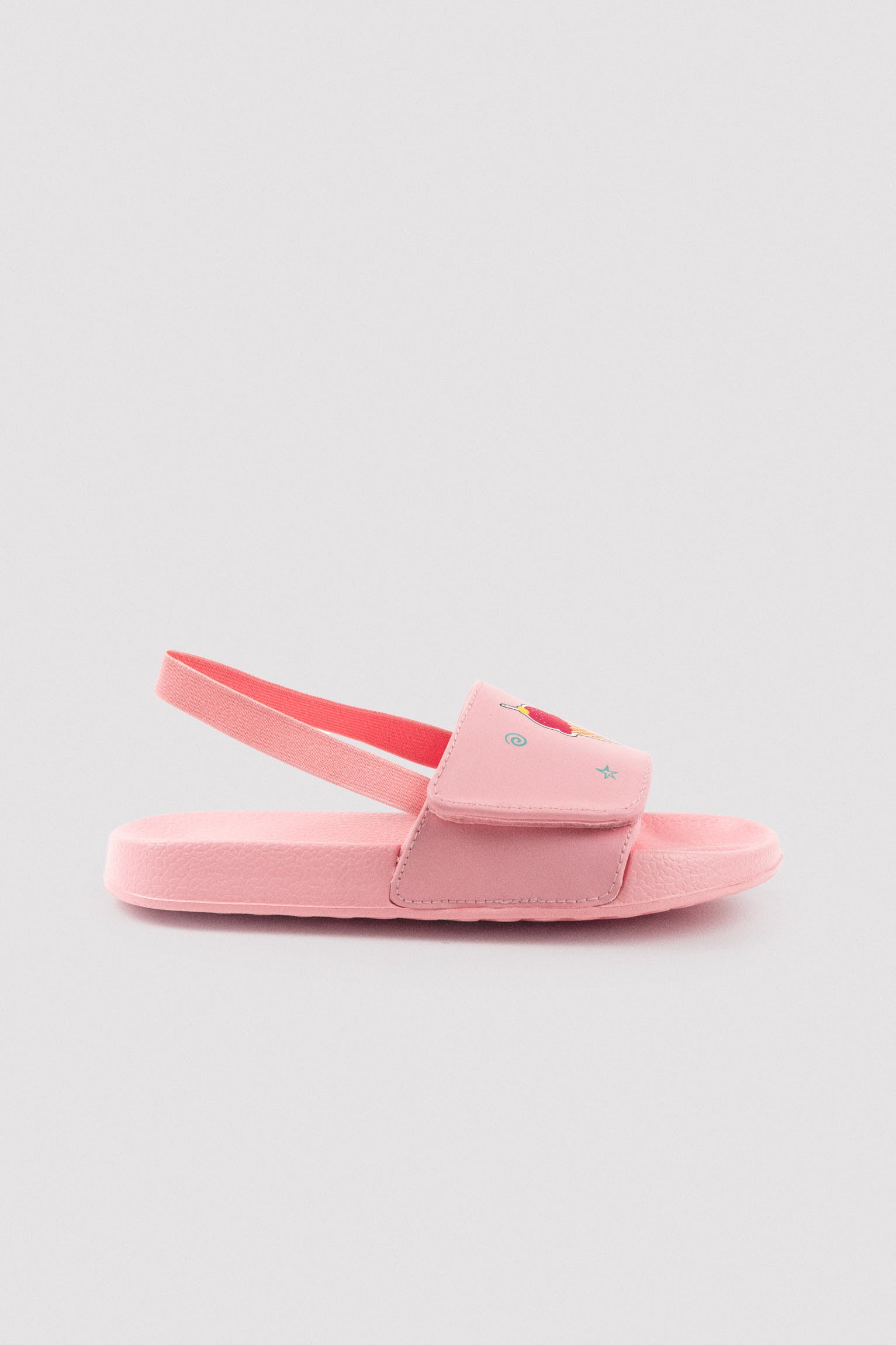 Chinelo infantil com fecho de velcro e estampa de sorvete.