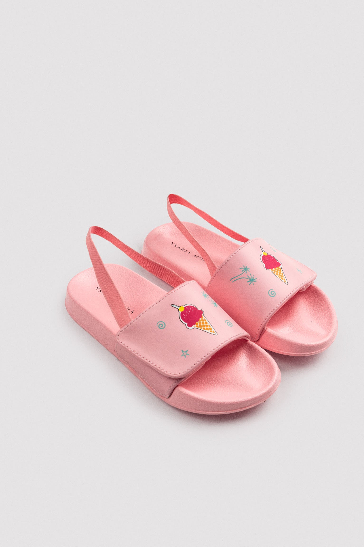 Chinelo infantil com fecho de velcro e estampa de sorvete.