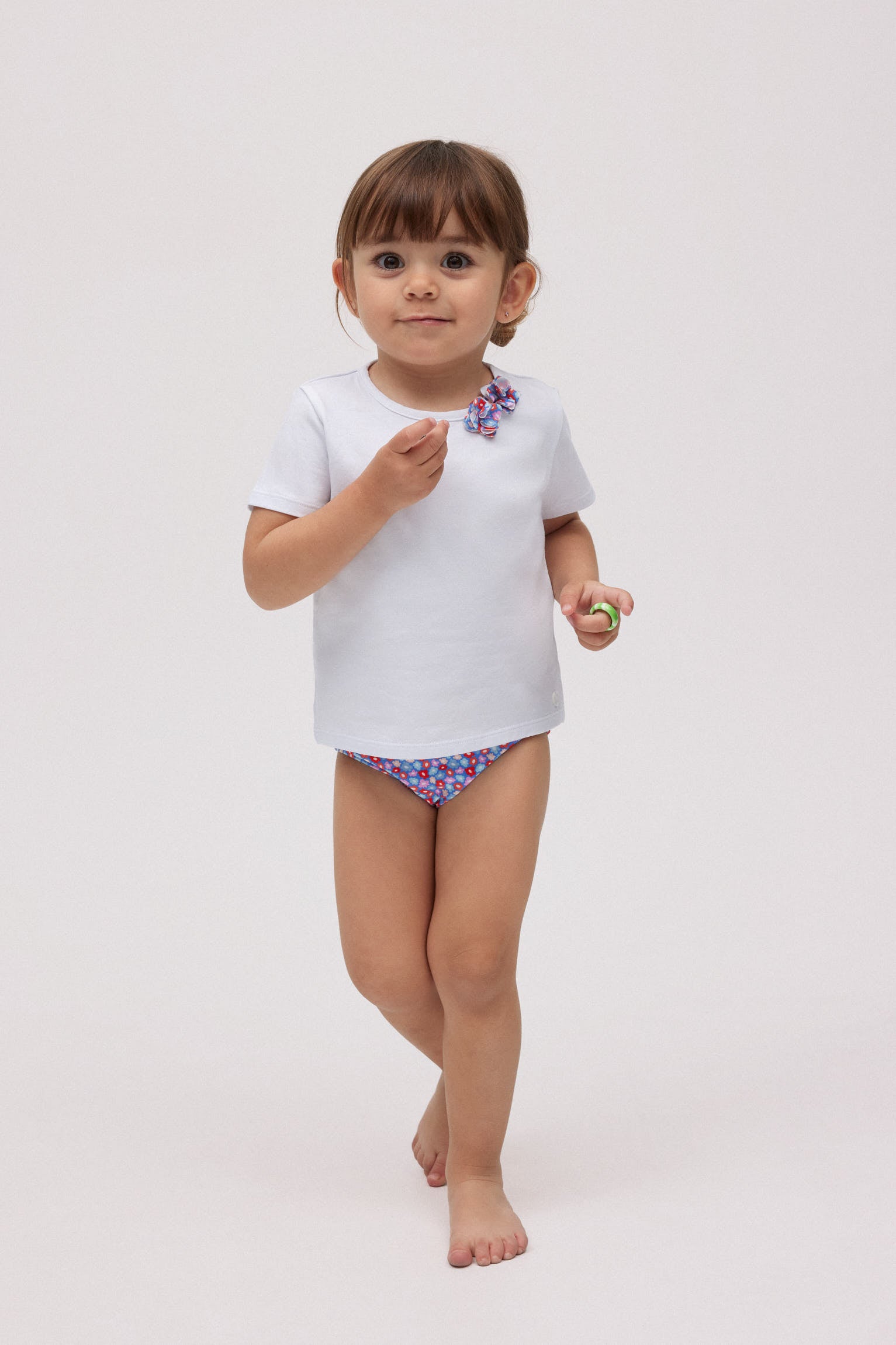 Conjunto de fato de banho bebé com pequenas flores e t-shirt