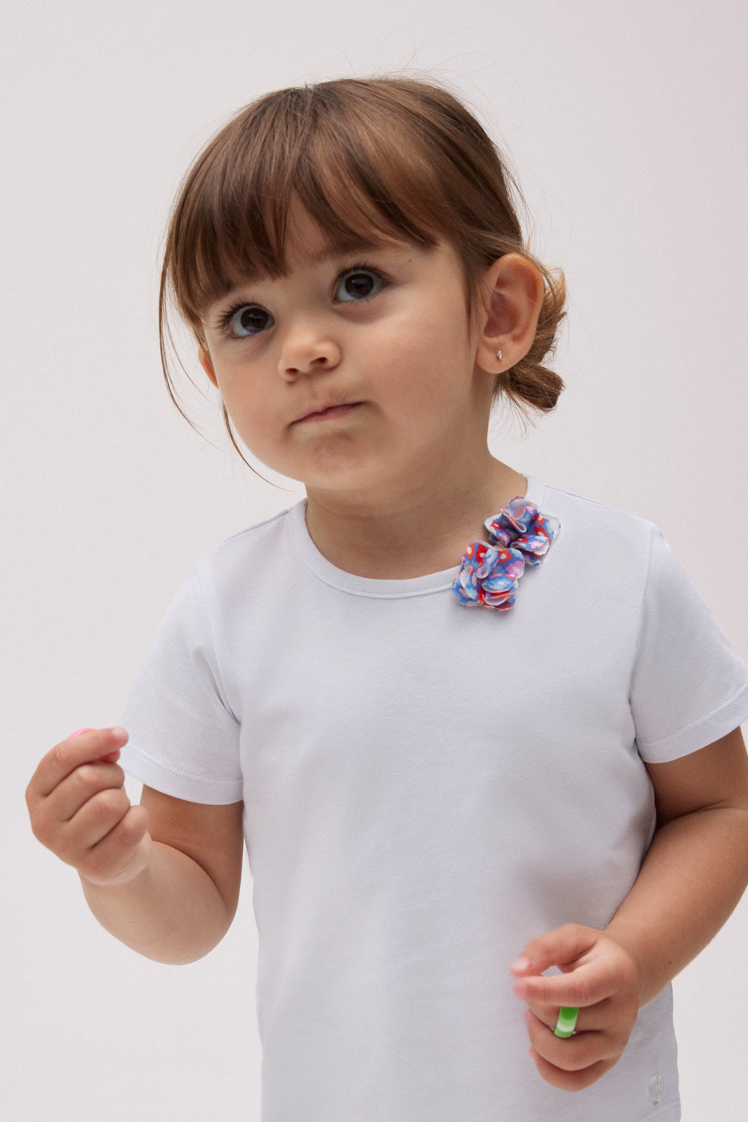 Conjunto de fato de banho bebé com pequenas flores e t-shirt