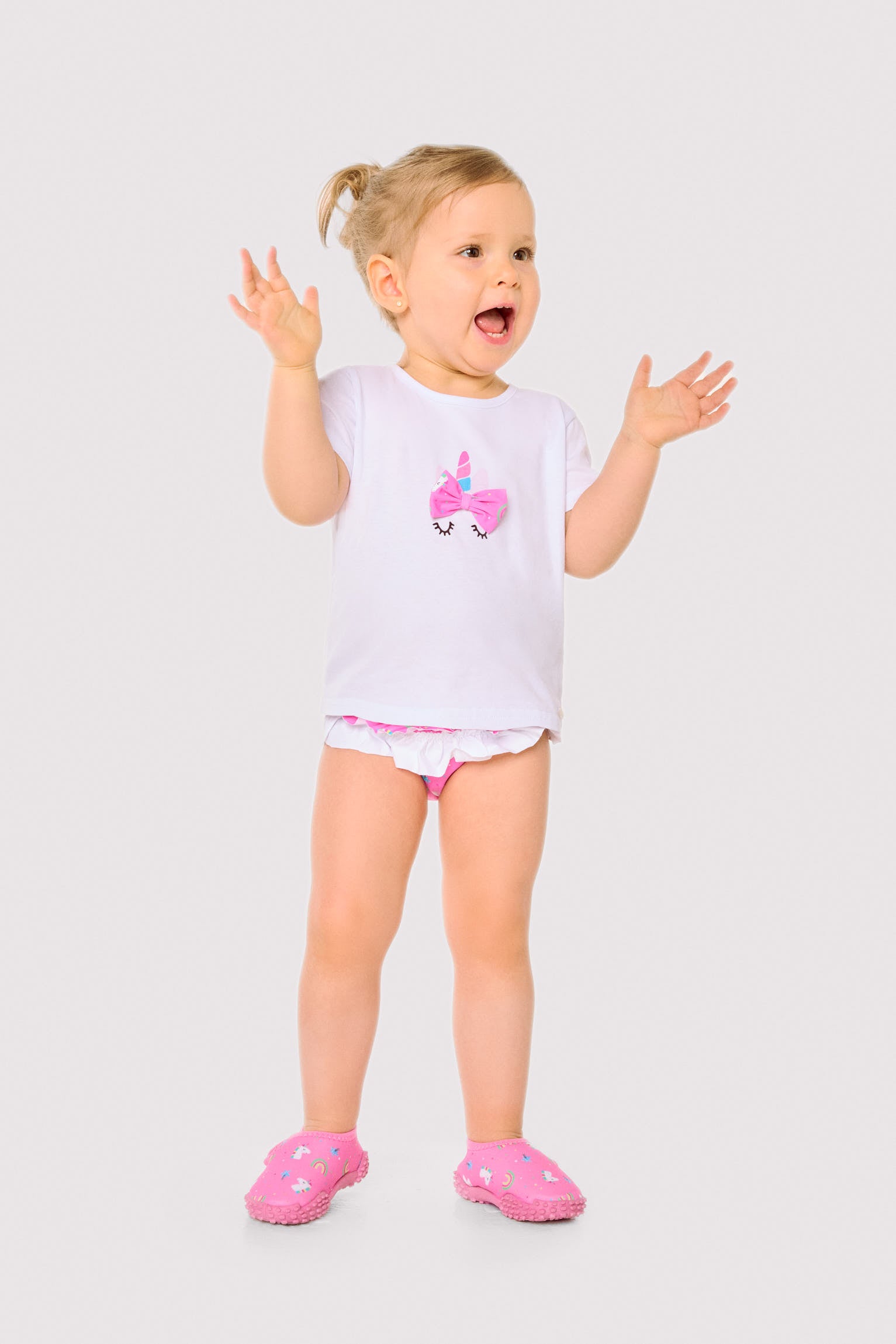 Conjunto de camiseta e calcinha de bebê com estampa de unicórnio