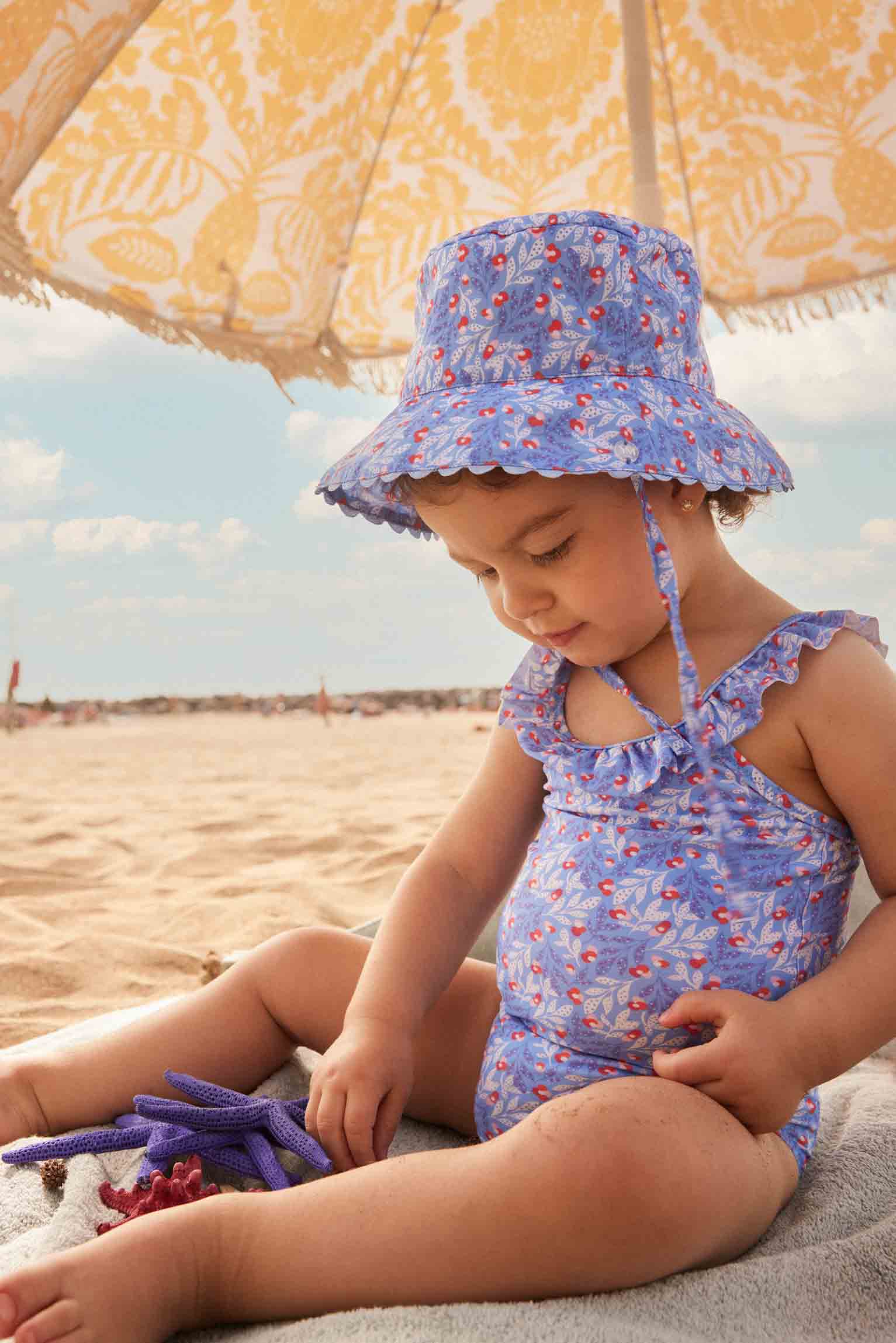 Fato de banho para bebé e chapéu de praia com estampado de flores