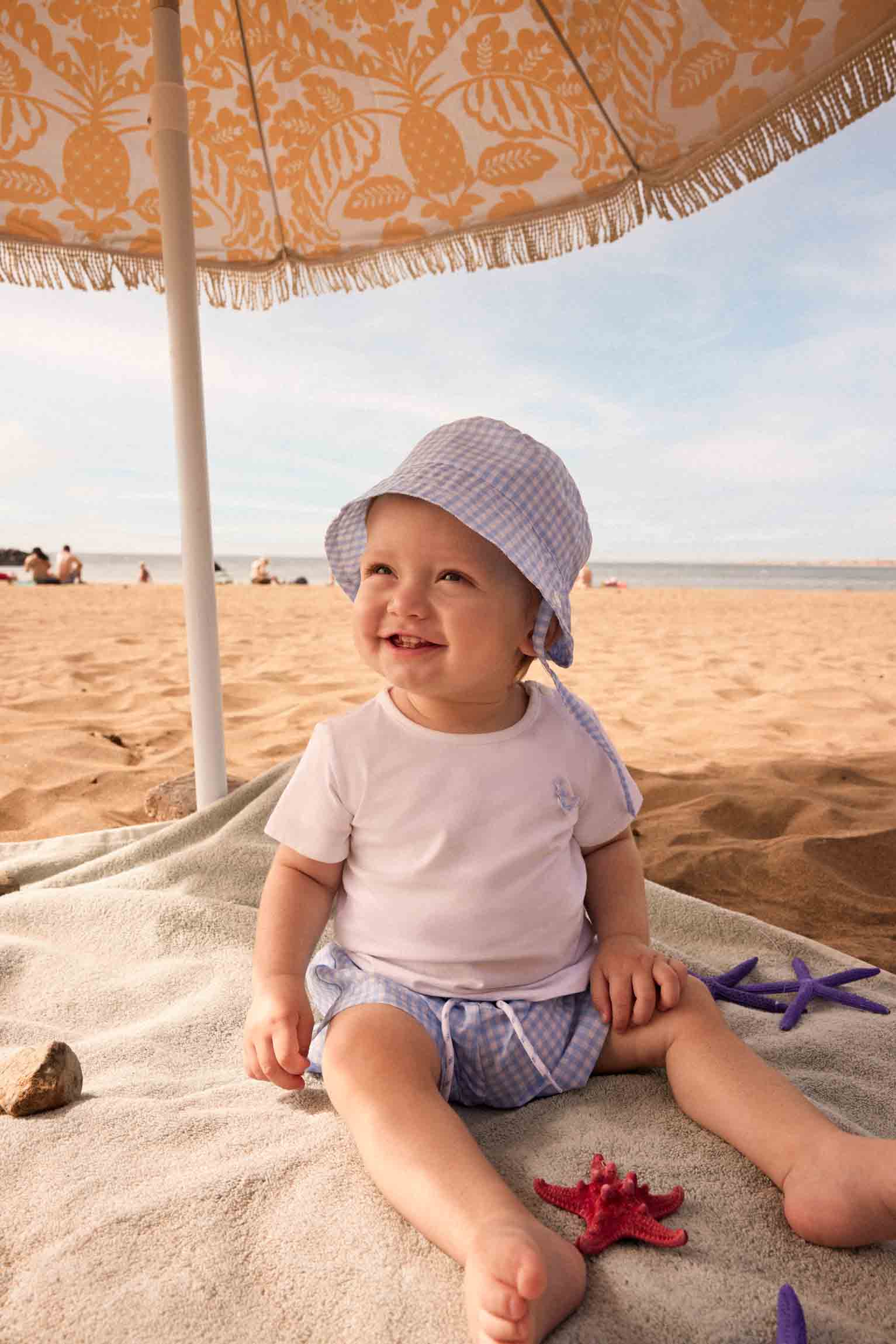 T-shirt com short vichy azul e chapéu