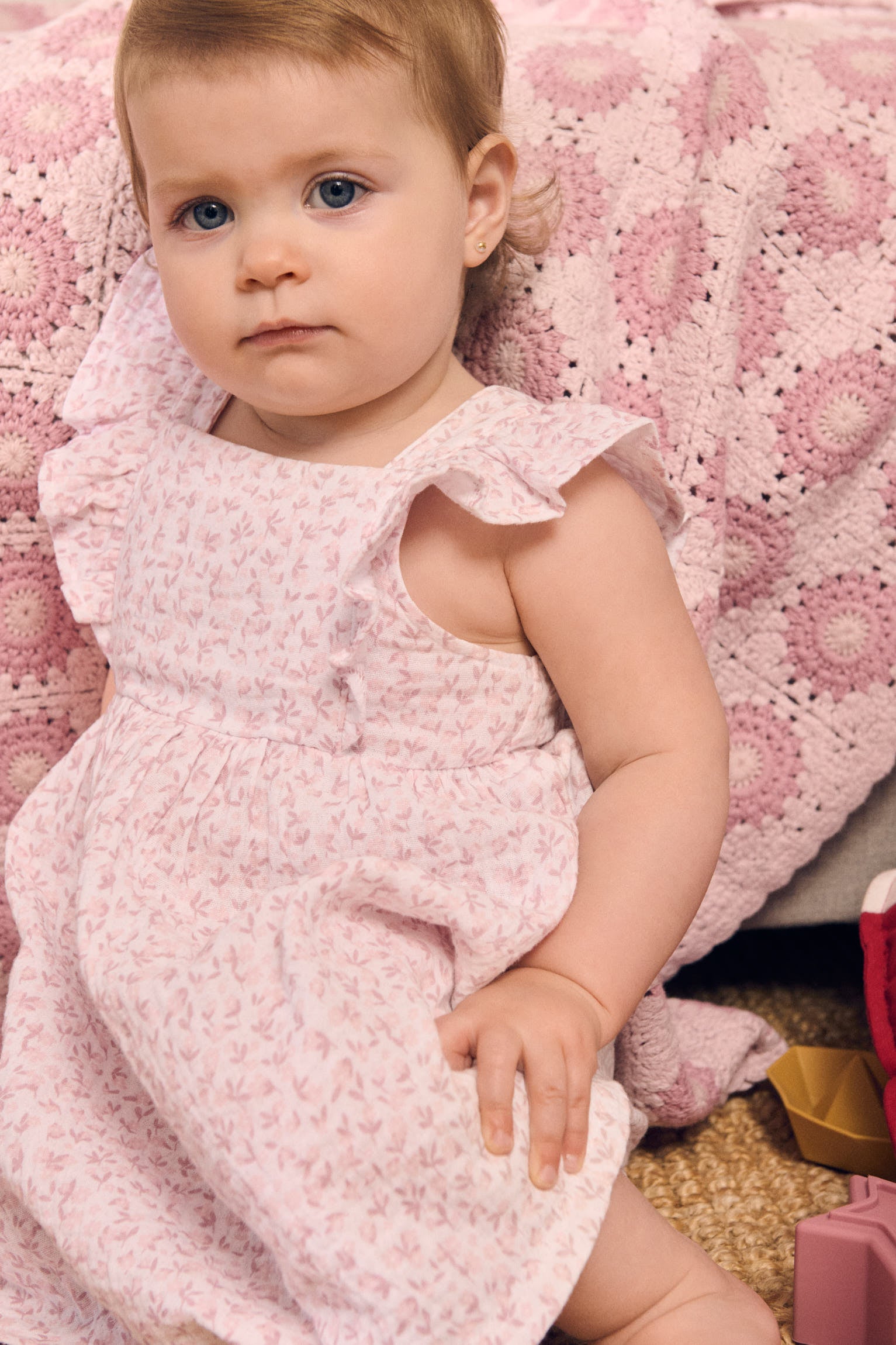 Vestido infantil sem mangas com estampa floral.