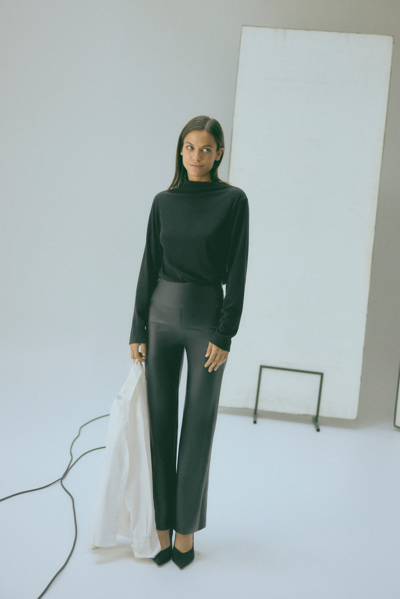 Legging térmica com barriga lisa e efeito couro preto flare