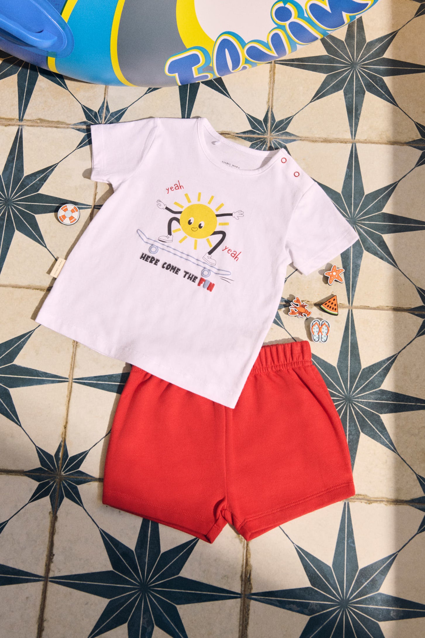 Conjunto de manga curta para bebê. Aí vem a diversão!