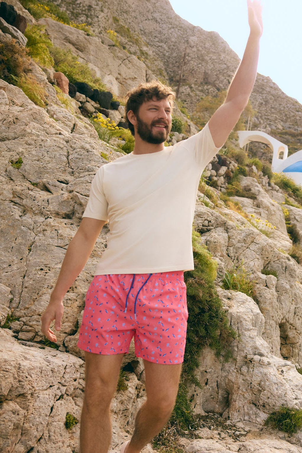 Biquíni meia-lua com estampa de palmeiras e pranchas de surf