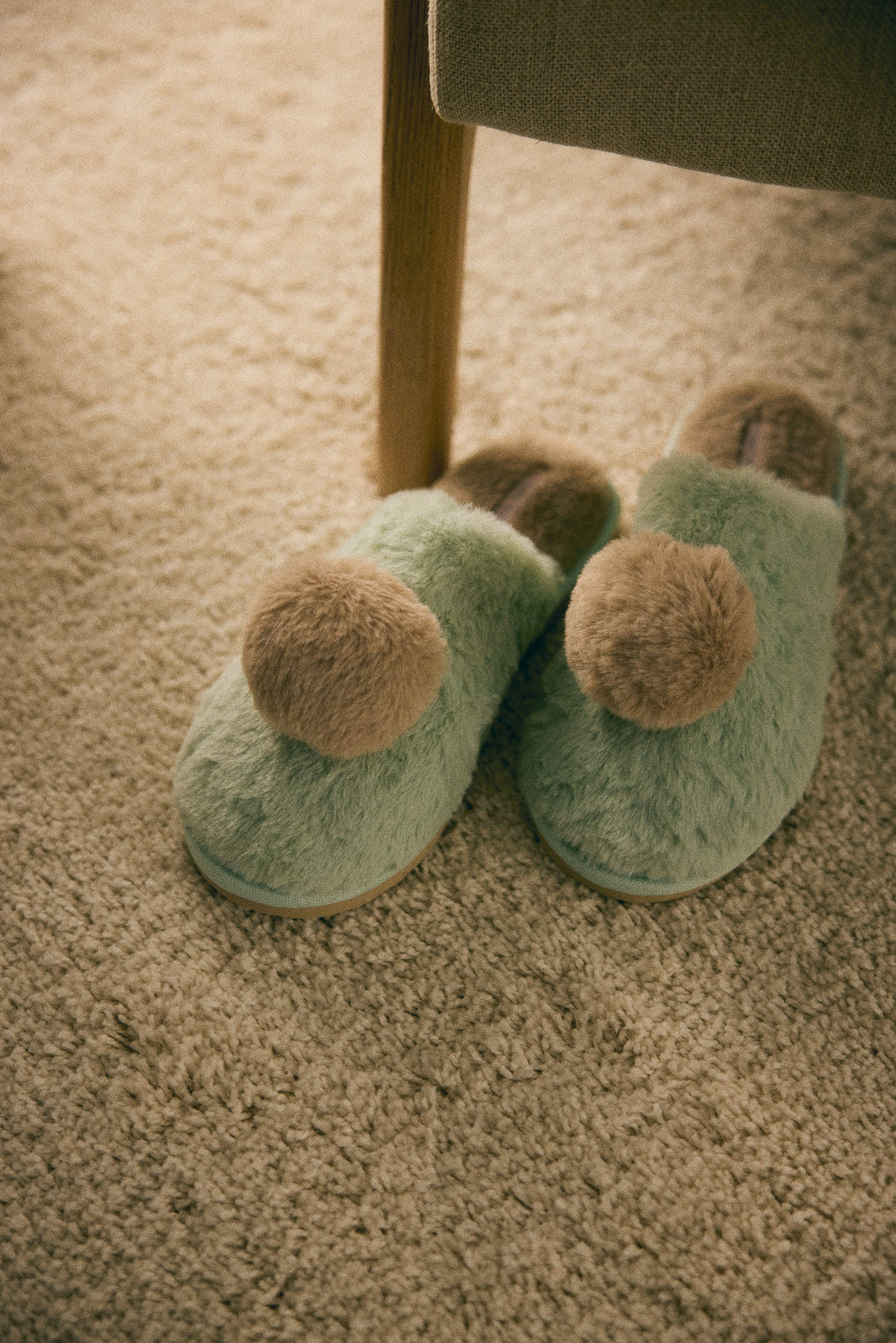 Pantufas de pompom e pelo macio