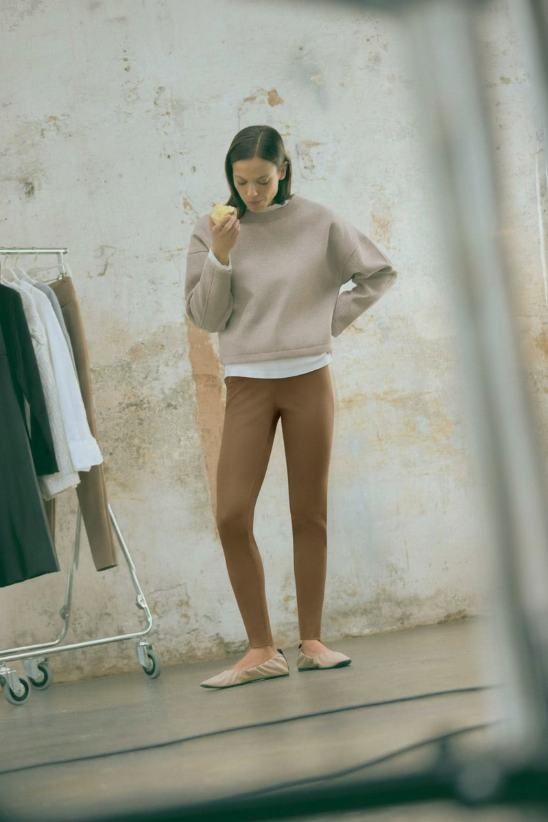 Legging marrom com efeito metálico