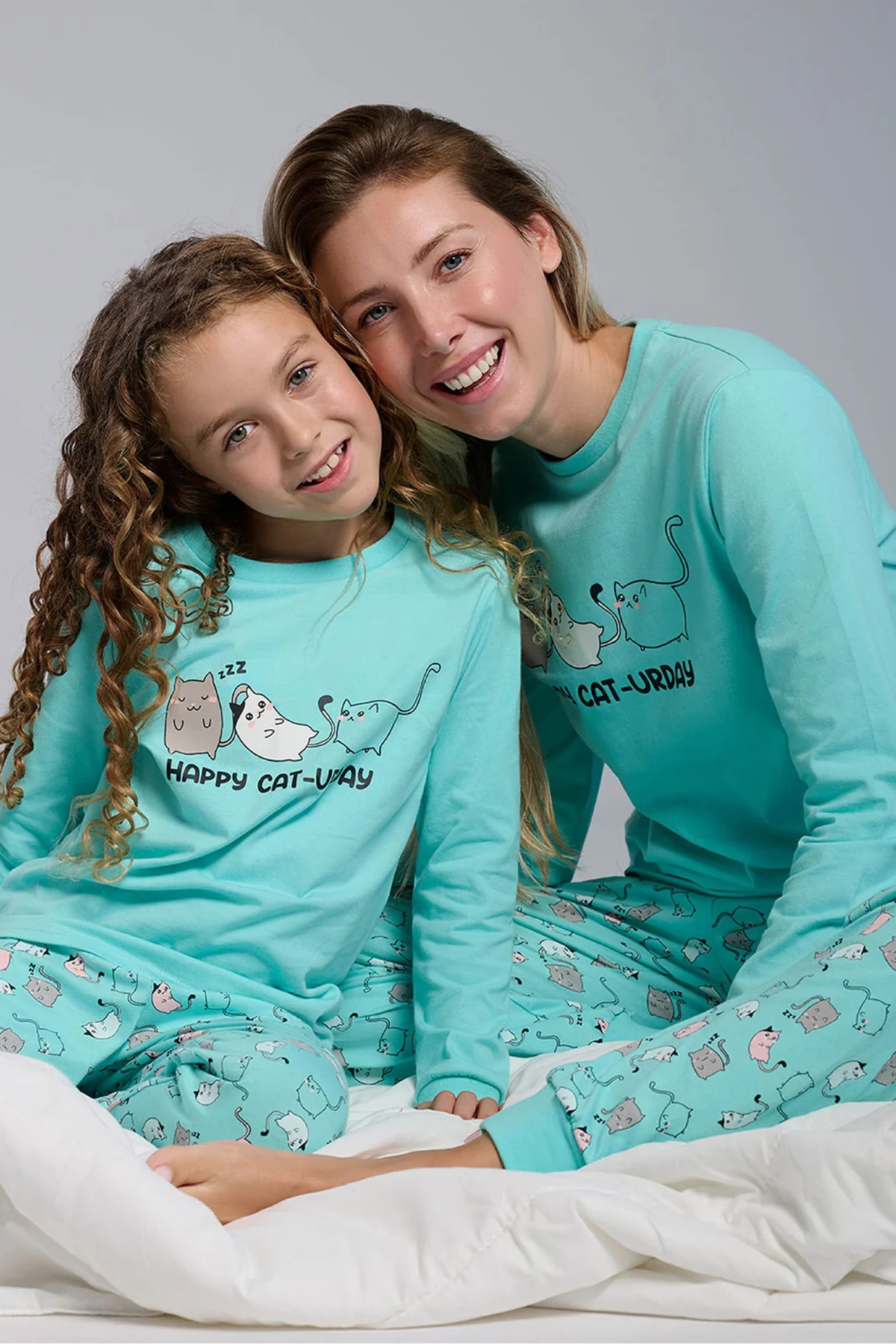 Pijama comprido de menina em algodão estampado de gatos Happy cat-urday