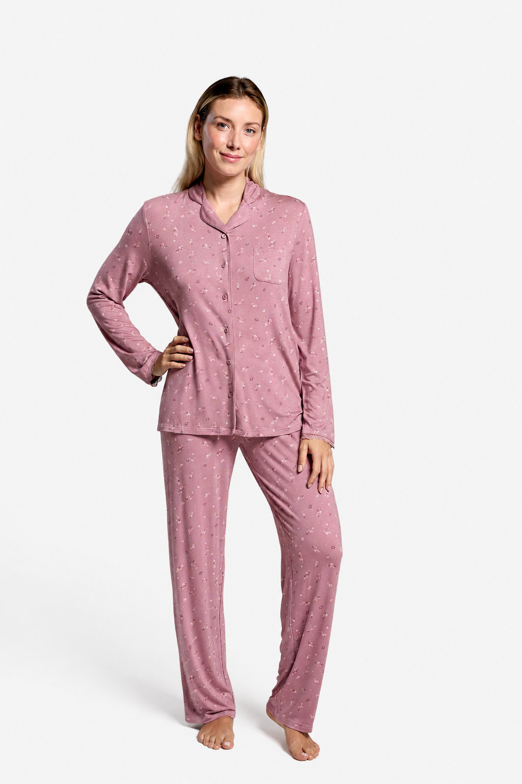 Pijama comprido camiseiro leve de mulher rosa com pequenas flores