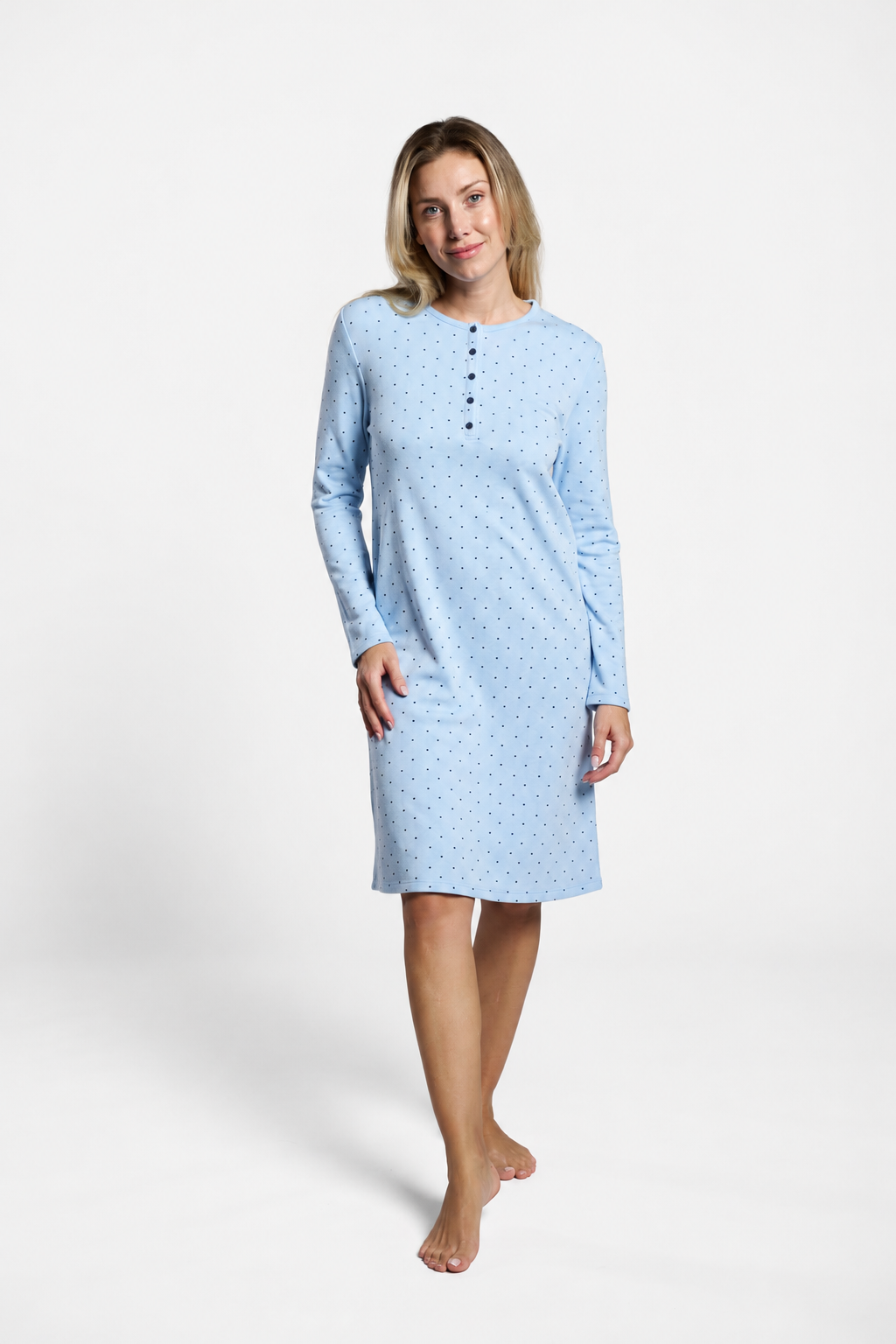Camisa de dormir de mulher cardada azul às bolinhas