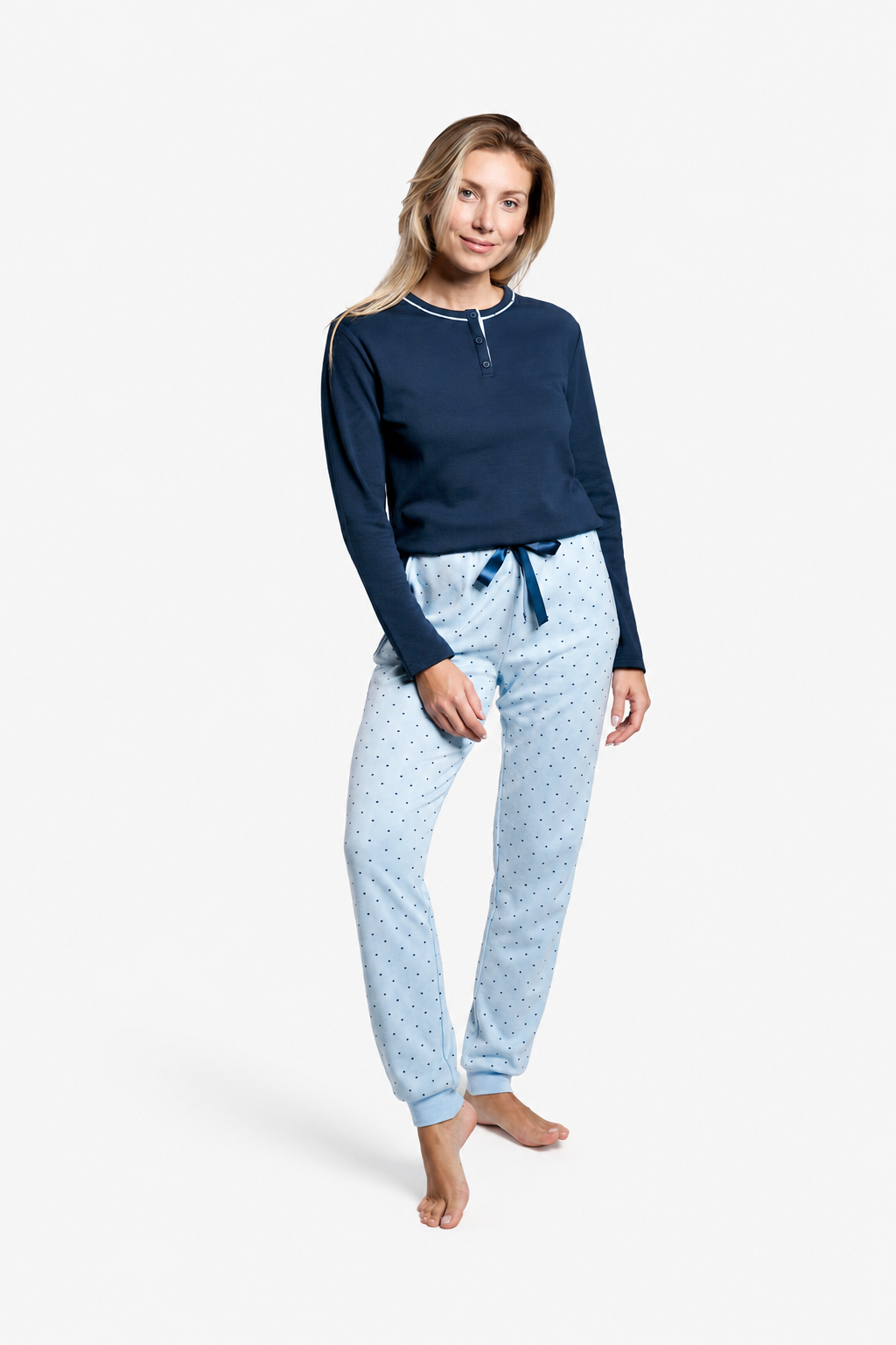 Pijama comprido de mulher cardado com estampado de bolinhas azul