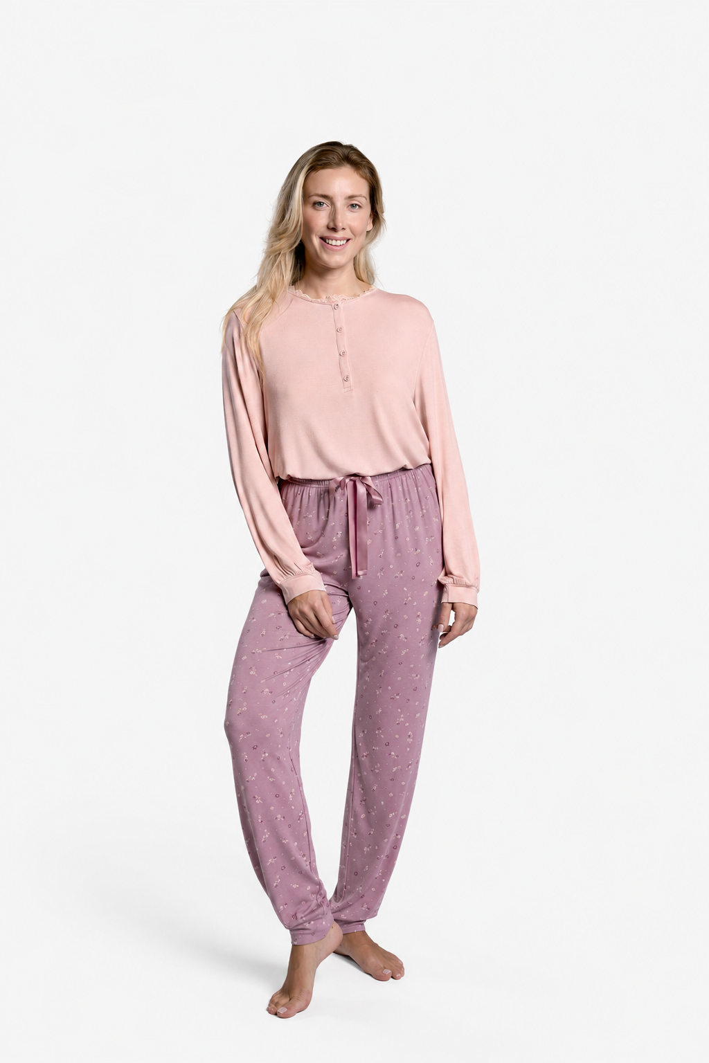Pijama comprido leve de mulher rosa com pequenas flores