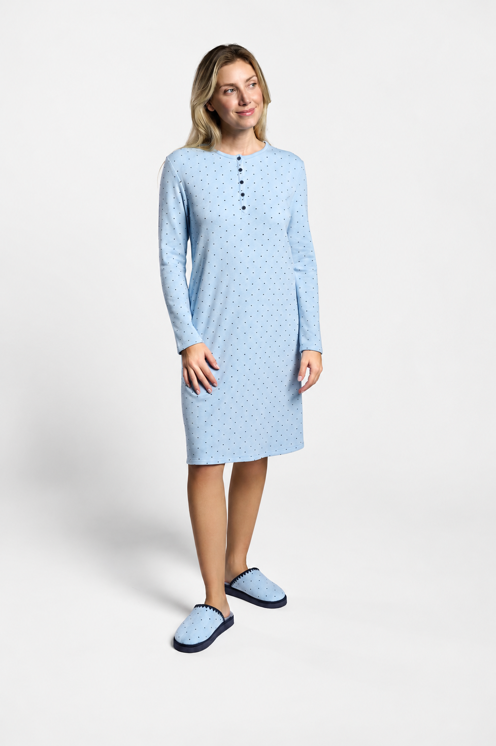 Camisa de dormir de mulher cardada azul às bolinhas