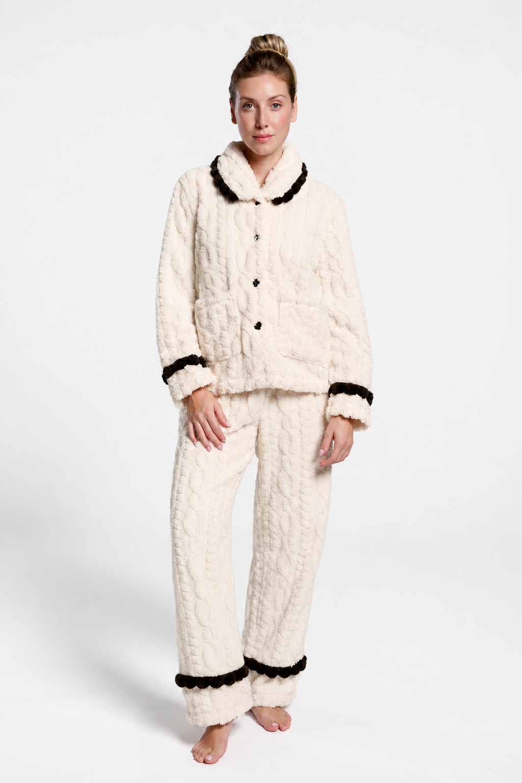 Pijama comprido de mulher polar sherpa branco com detalhes pretos