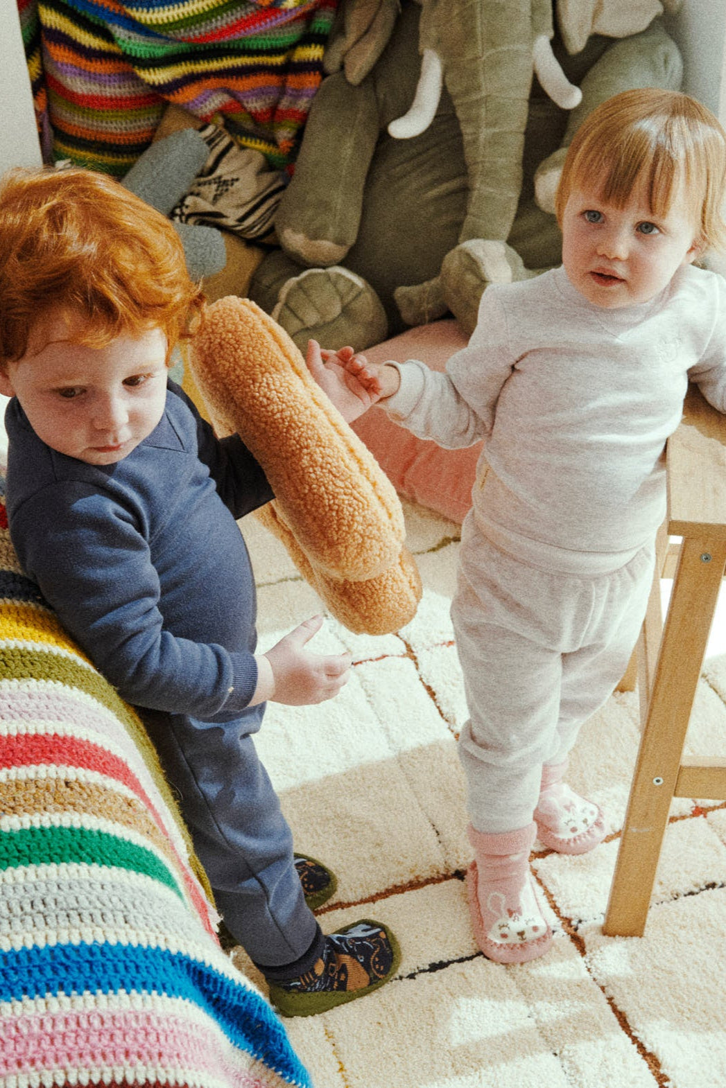 Meia térmica tipo pantufa para bebê com solado antiderrapante de dinossauro