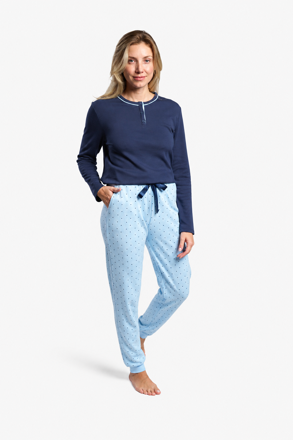 Pijama comprido de mulher cardado com estampado de bolinhas azul