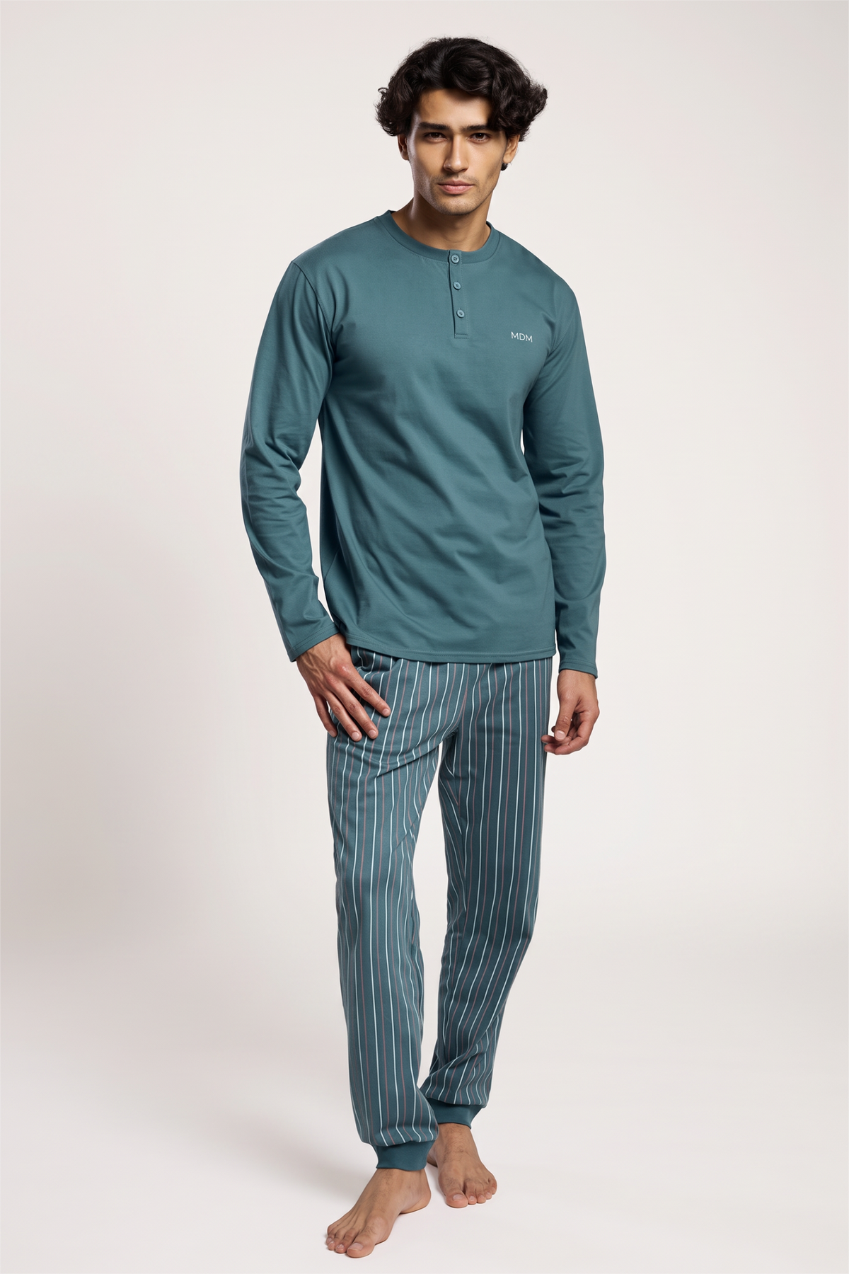 Pijama comprido de homem em algodão gola henley às riscas