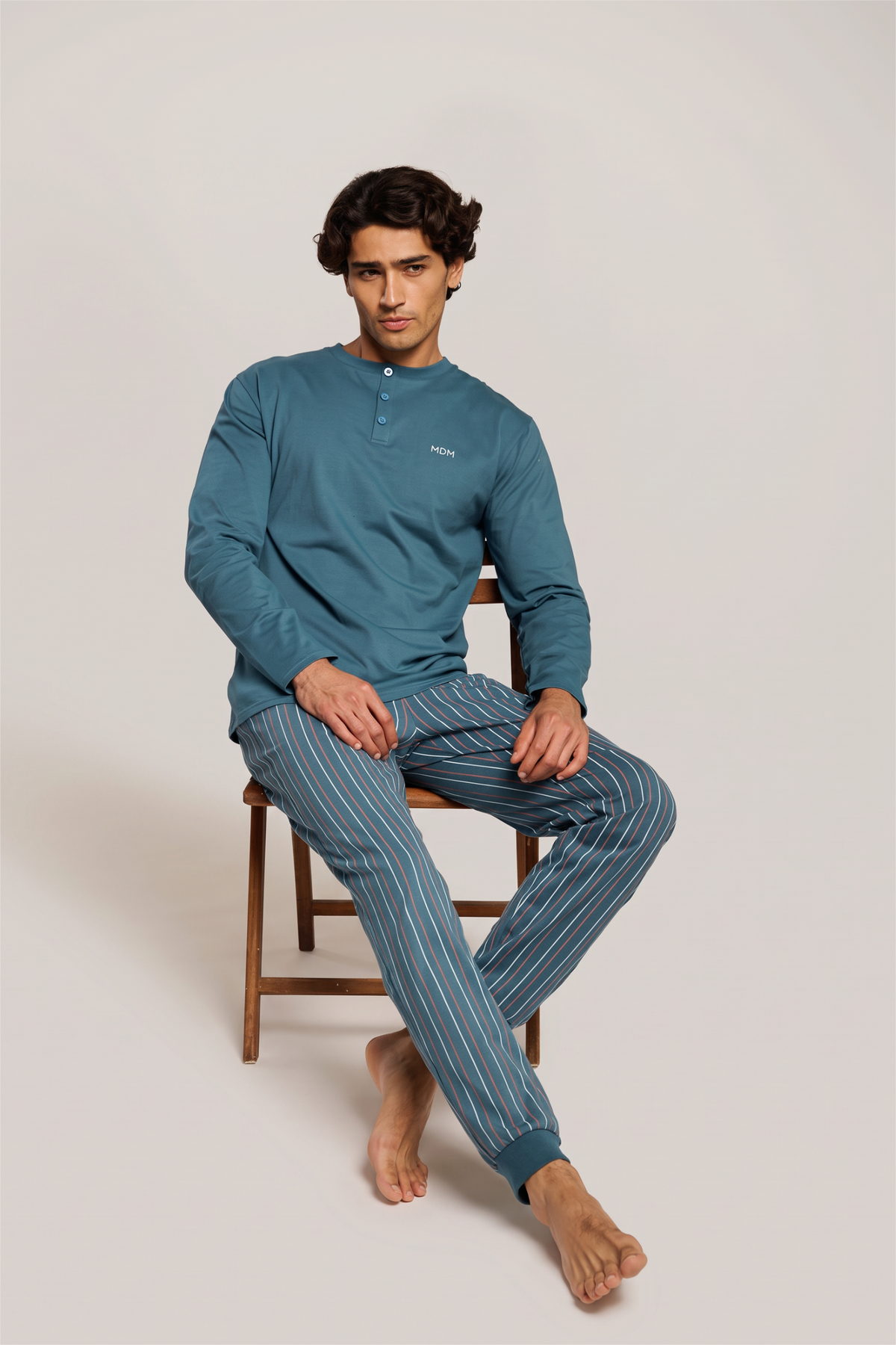 Pijama comprido de homem em algodão gola henley às riscas