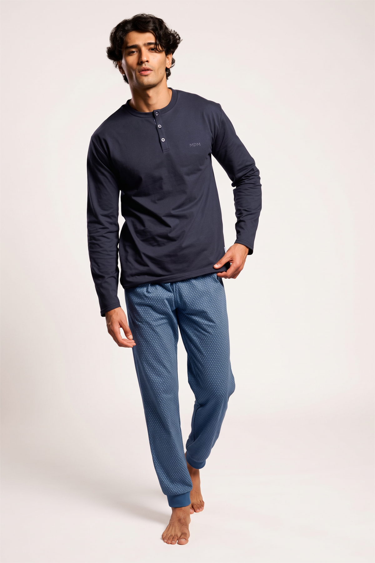 Pijama comprido de homem em algodão estilo camisola gola henley estampado