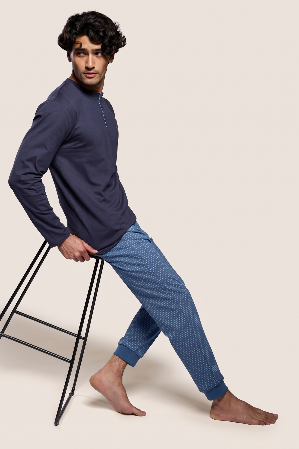 Pijama comprido de homem em algodão estilo camisola gola henley estampado