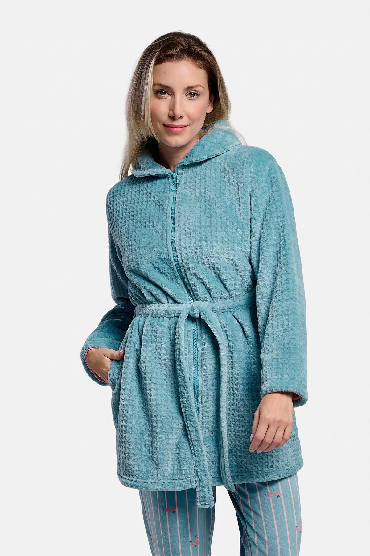 Roupão curto de mulher polar coral texturizado com fecho e cinto
