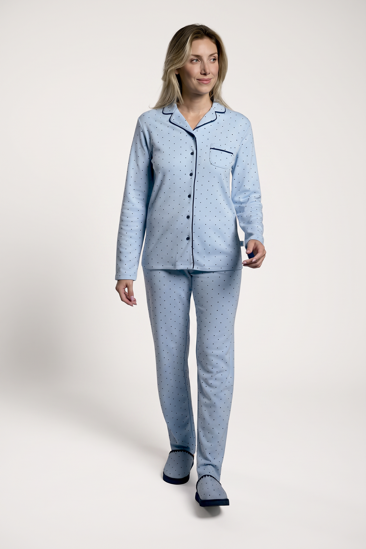Pijama comprido camiseiro de mulher cardado com estampado de bolinhas azul