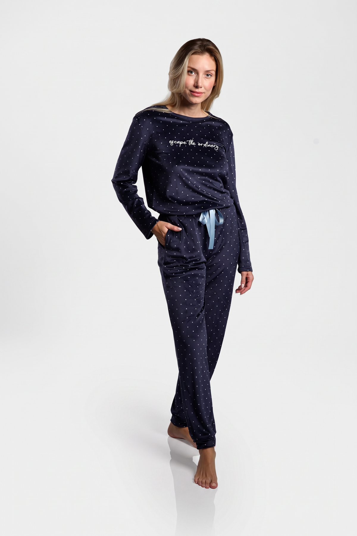 Pijama comprido de mulher em veludo azul-marinho às bolinhas