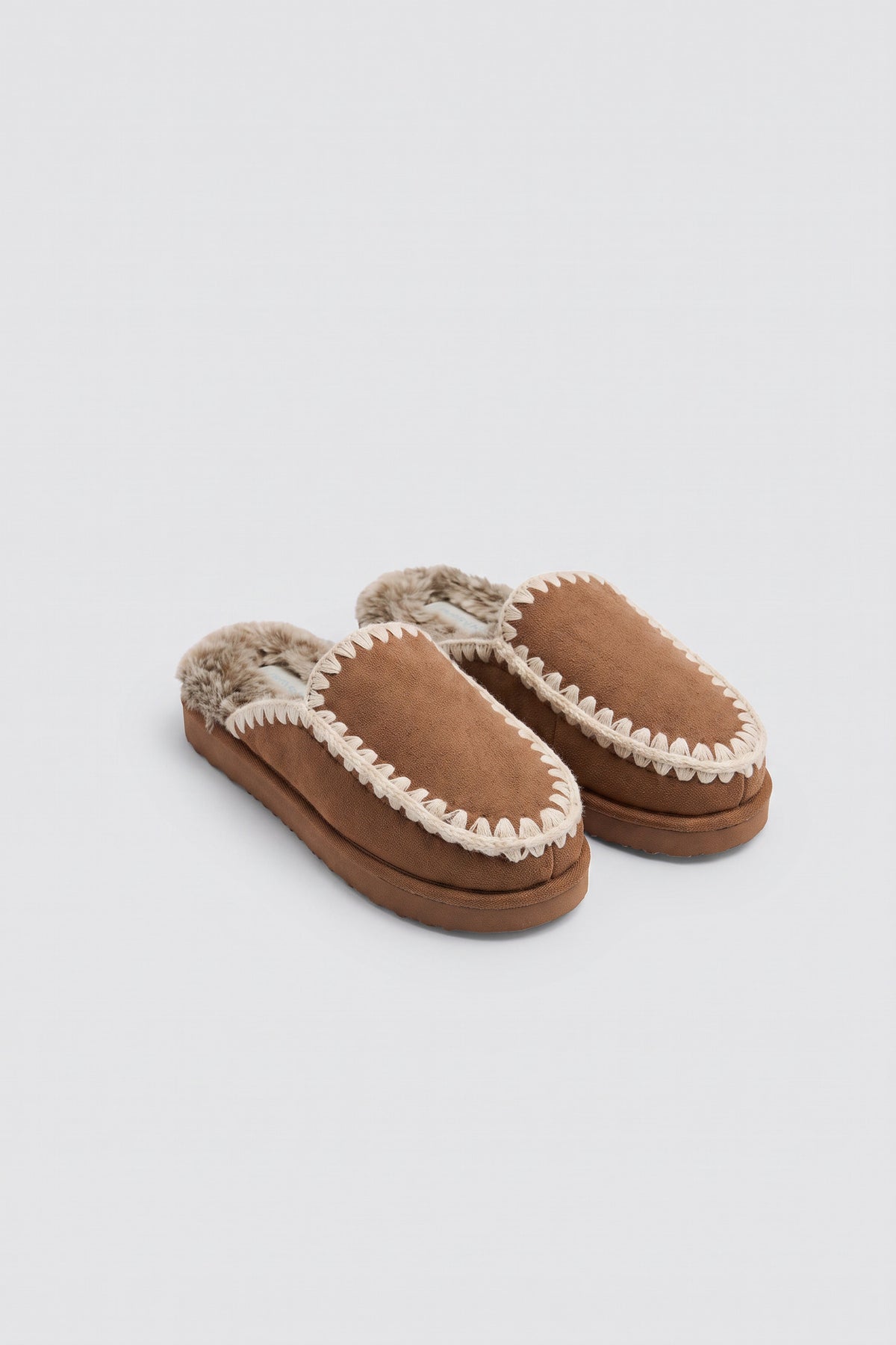 Pantufas estilo mocassim camel