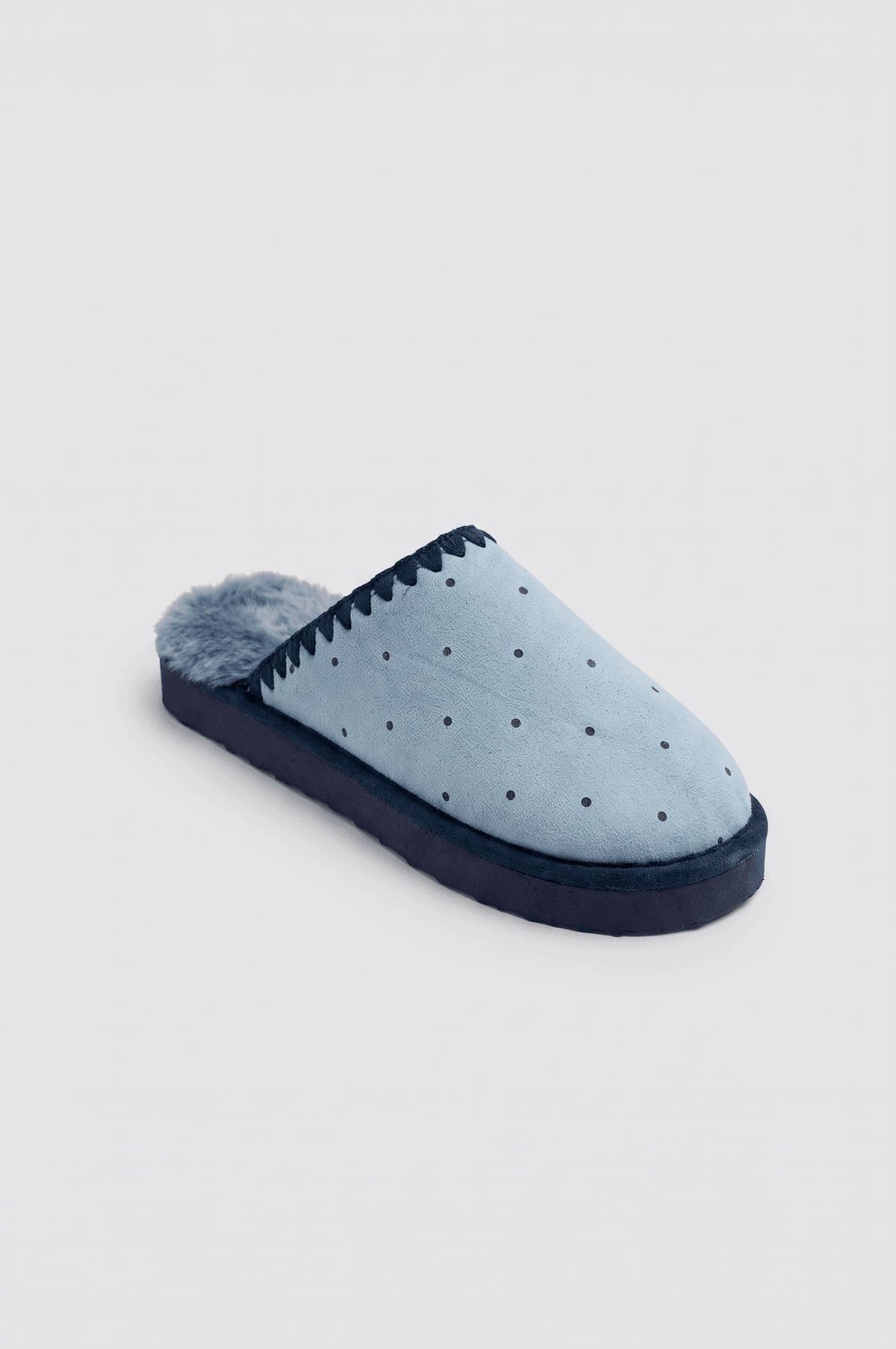 Pantufas azuis com estampado de bolinhas
