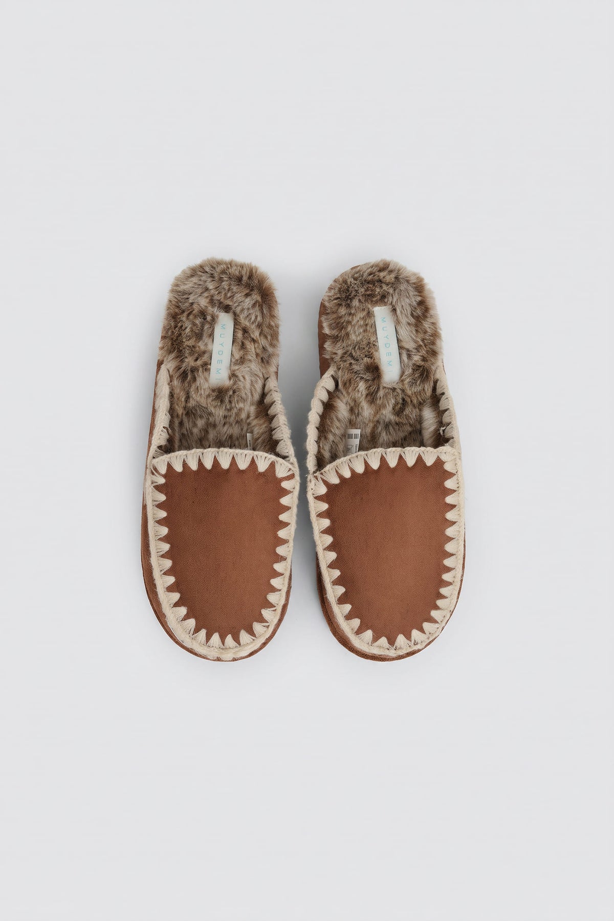 Pantufas estilo mocassim camel